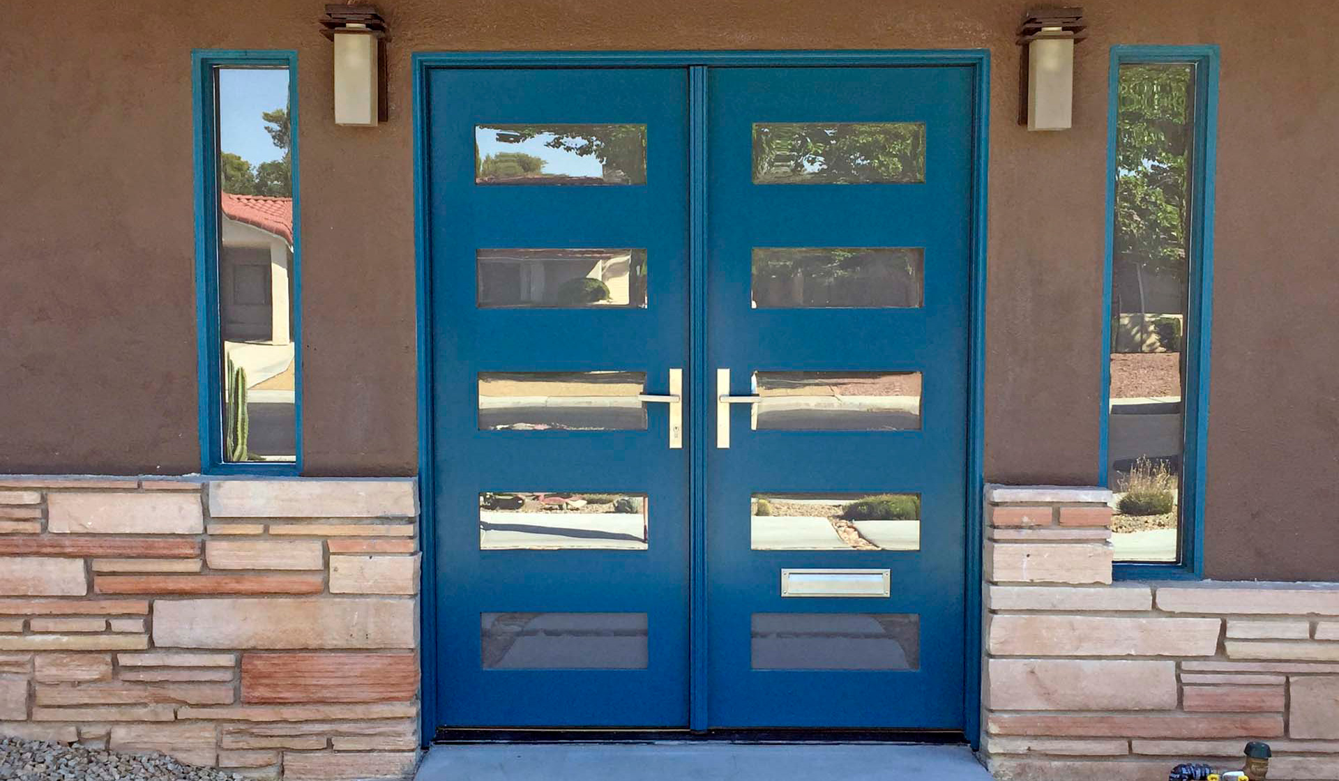 Signature Doors offers mid-century modern glass front doors. 